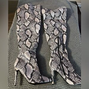 Over the Knee, oversized boots, that can be folded down. Snakeskin